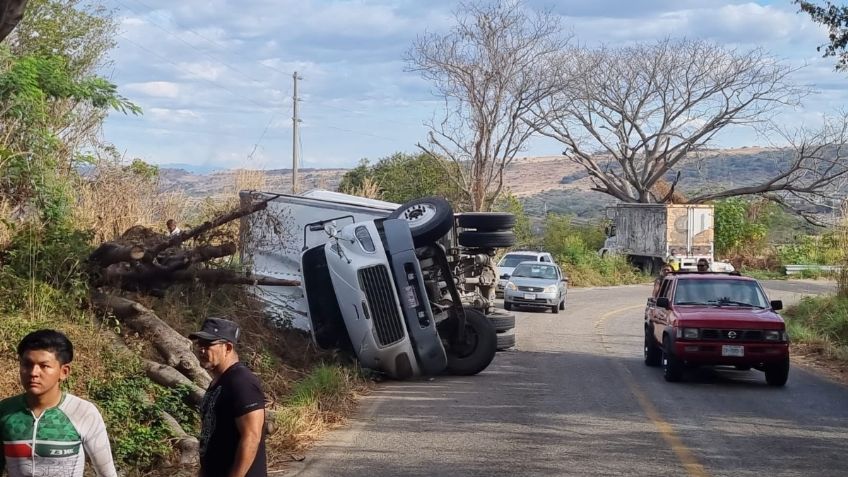 Camión con migrantes vuelca en la carretera La Angostura, Chiapas: hay 21 heridos