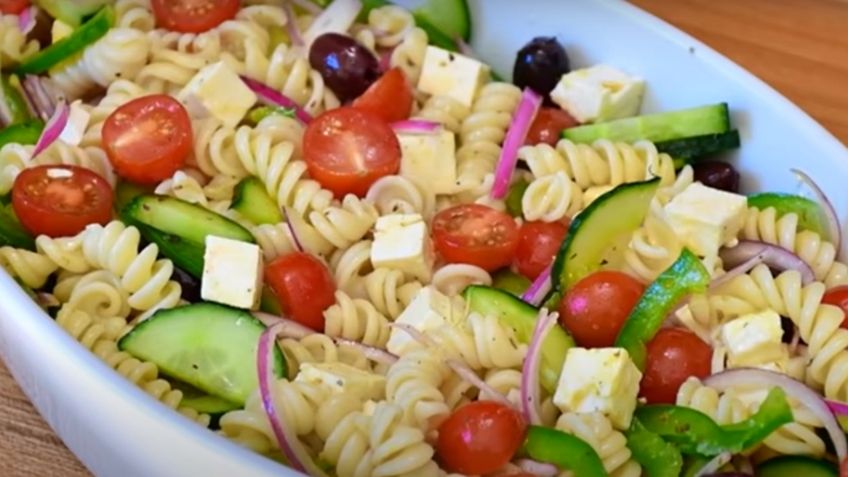 Ensalada griega con pasta: un plato fresco y saludable