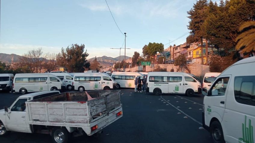 Bloquean la carretera Naucalpan-Toluca por falta de agua: colocan combis para impedir el paso