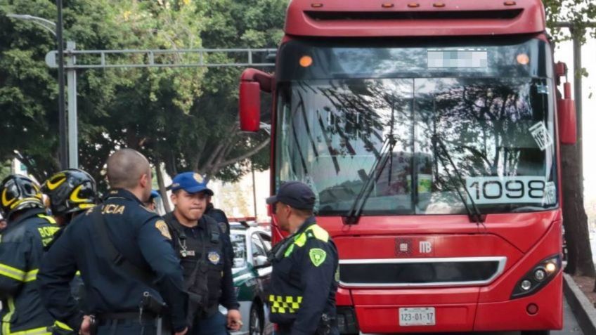 Metrobús de Línea 7 choca con un automóvil sobre Reforma y afecta la circulación