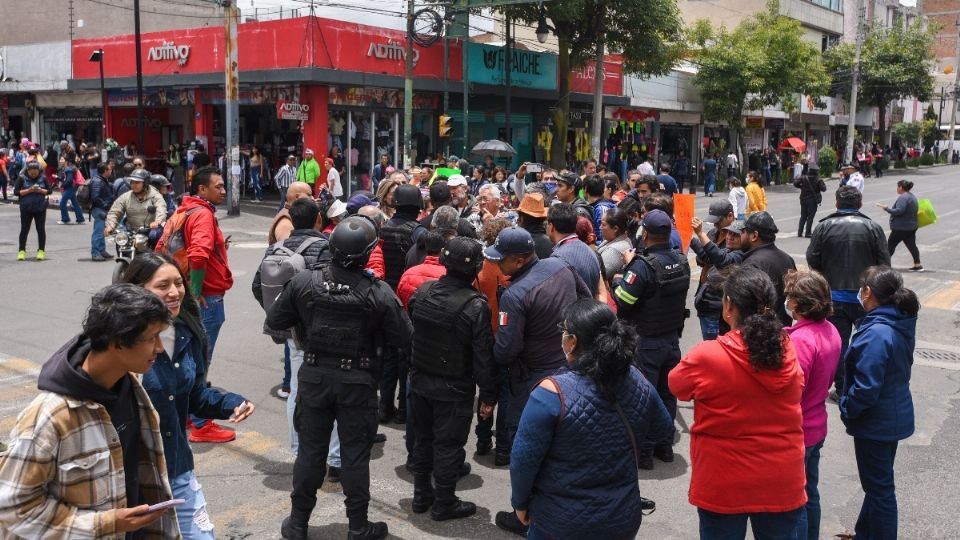 Vecinos protestan en las calles.