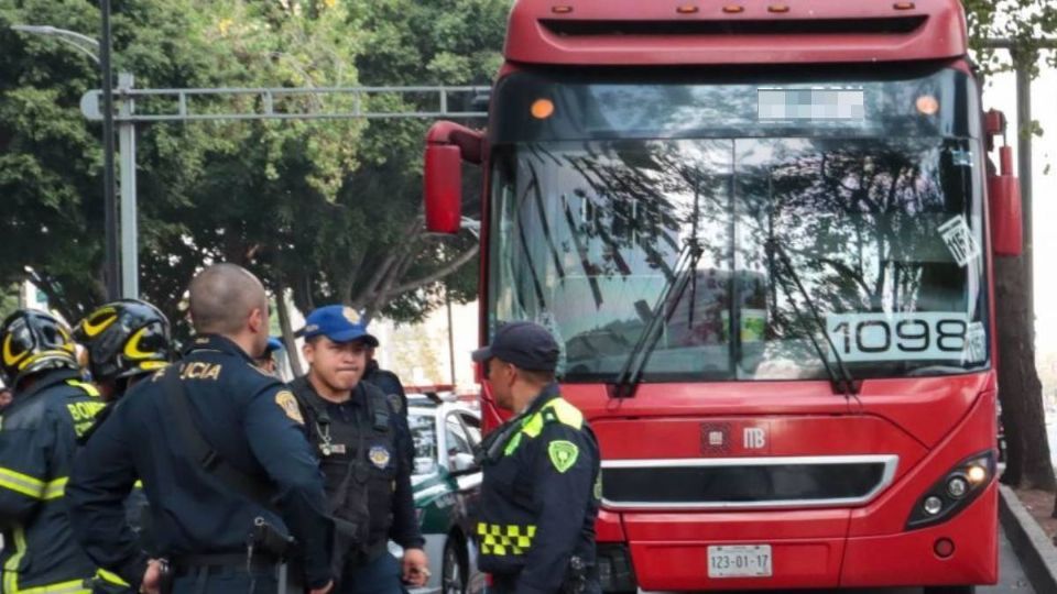 El Metrobús chocó con un automóvil sobre Reforna.