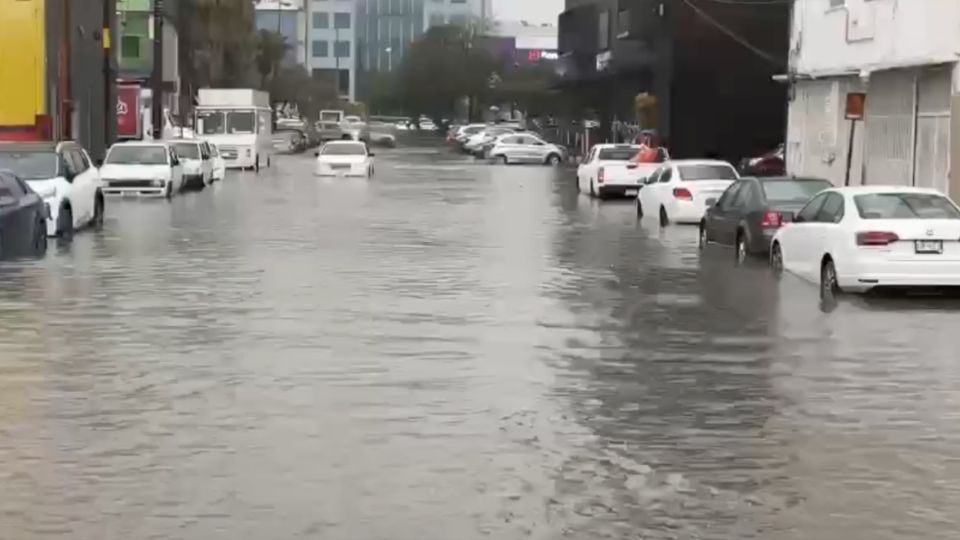 En diversas zonas de la ciudad de Tijuana se registraron múltiples inundaciones que provocaron que carros se quedarán varados. 