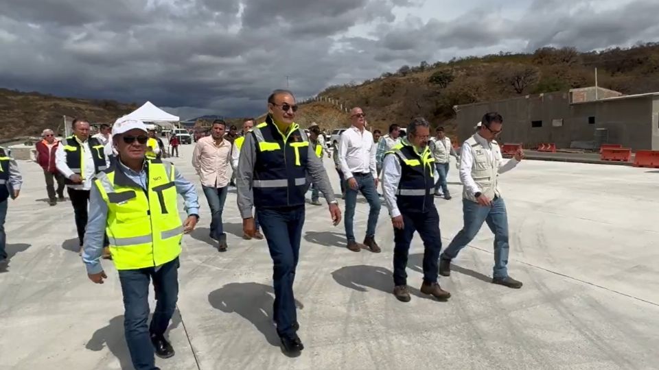 El titular de la SICT supervisó trabajos de esta obra que, en sus 104 km, beneficiará a más de 100,000 habitantes de la región oaxaqueña