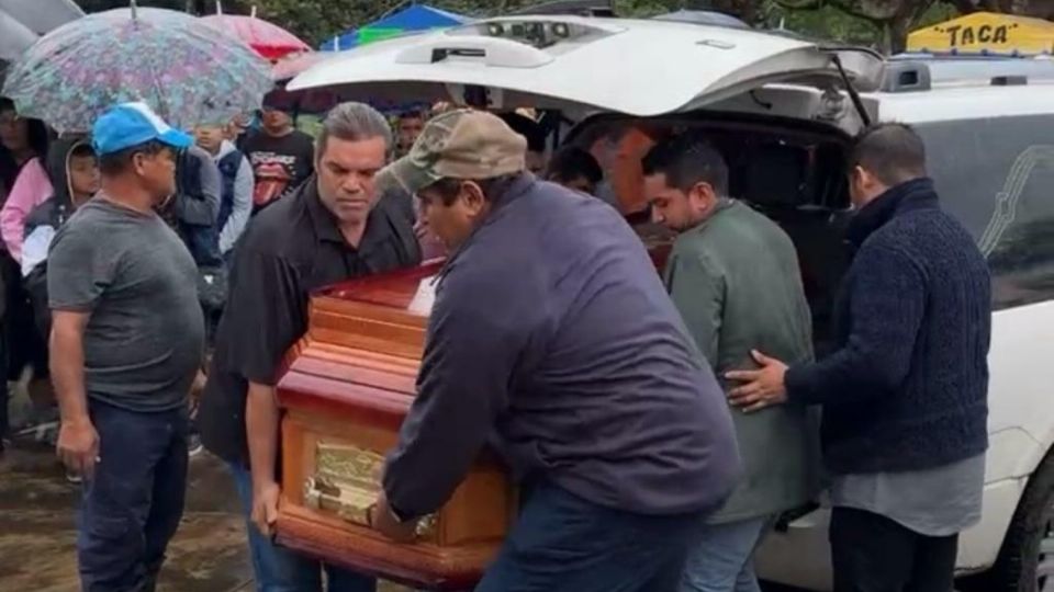 Familiares y amigos dieron el último adiós y sepultaron a Brandon en el panteón municipal de Lerdo