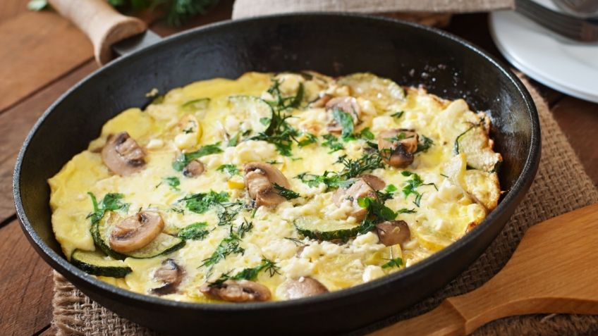 Receta fácil, haz huevo con champiñones en el microondas