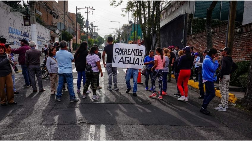 Vecinos bloquean Lomas Virreyes en la Miguel Hidalgo, denuncian falta de agua