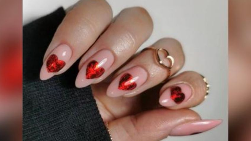 El rojo metalizado se corona como la tendencia más bonita para las uñas de San Valentín