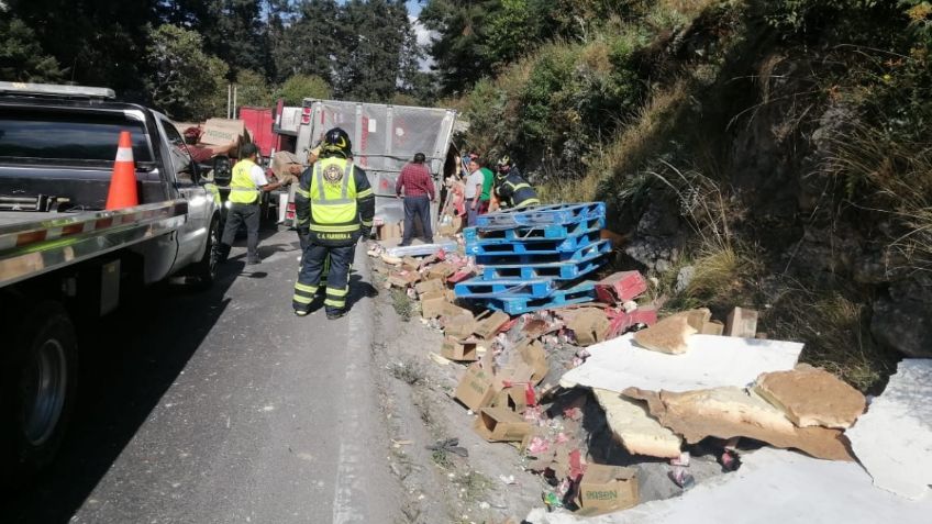 Vuelca tráiler en la México-Toluca y desquicia el tráfico en la zona, alternativas viales