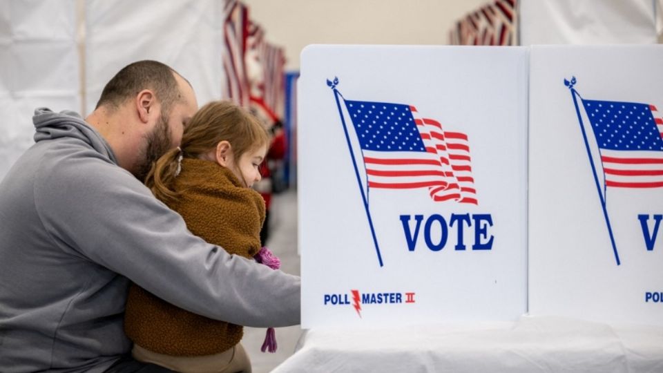 Genete emitiendo su voto en New Hampshire