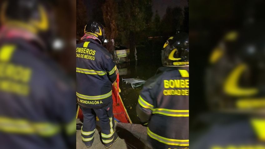 Cae camioneta cargada con maíz a canal de Caltongo en Xochimilco