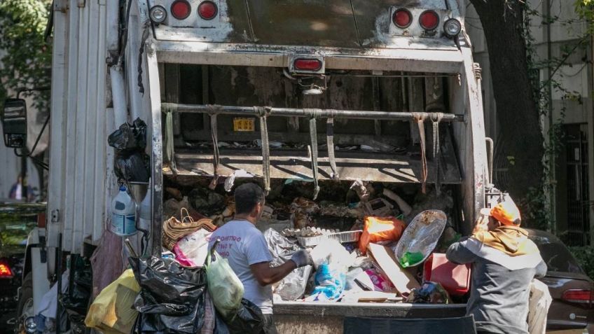 Empleados municipales de Naucalpan ordeñan camión de basura; fueron separados de su cargo