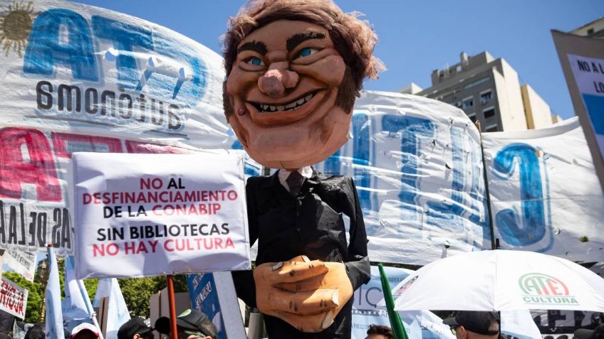 A golpes protestan en México contra las reformas de Javier Milei