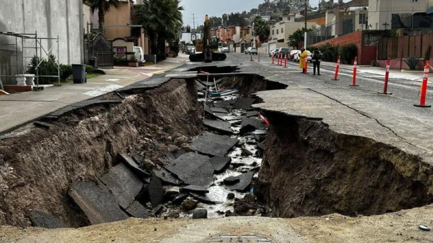 Fuertes lluvias e inundaciones de Tijuana, abren socavón de 15 metros