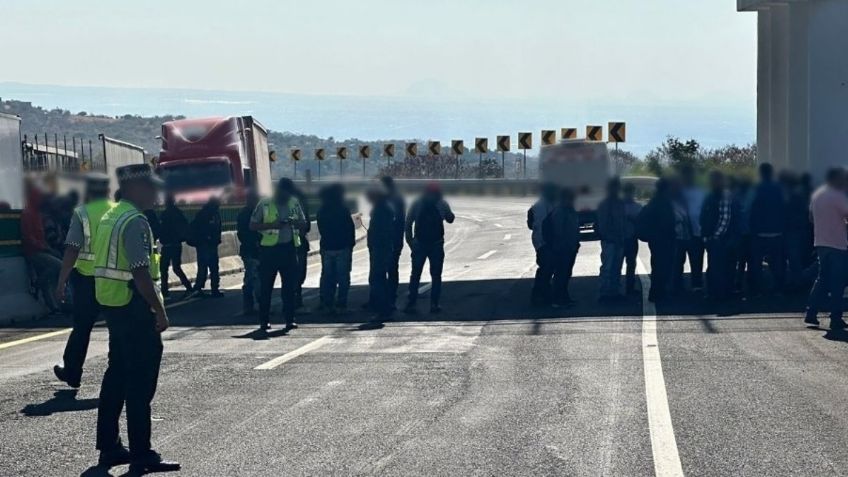 Bloquean carretera La Pera-Cuautla; exigen apertura de los accesos a la comunidad