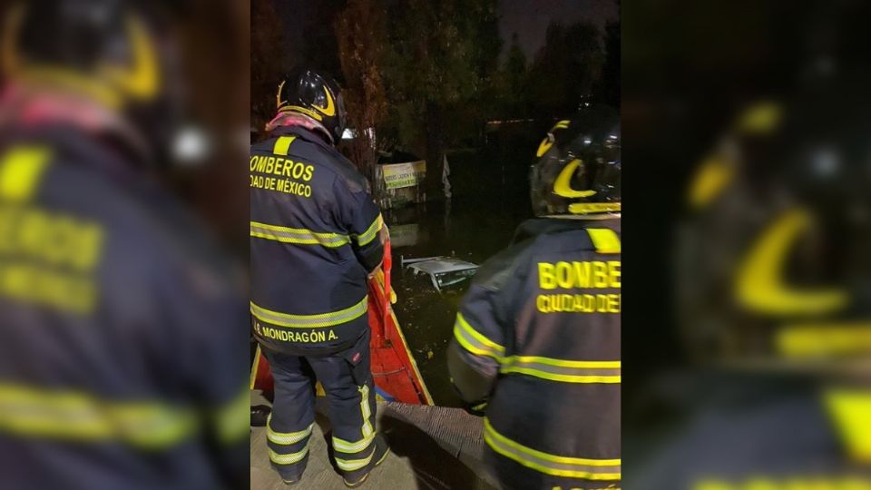 Elementos del Heroico Cuerpo de Bomberos capitalino ayudaron a rescatar la unidad.