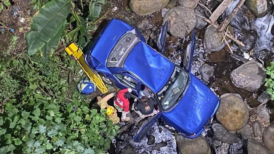 El auto cayó al barranco después de que el conductor perdiera el control del mismo