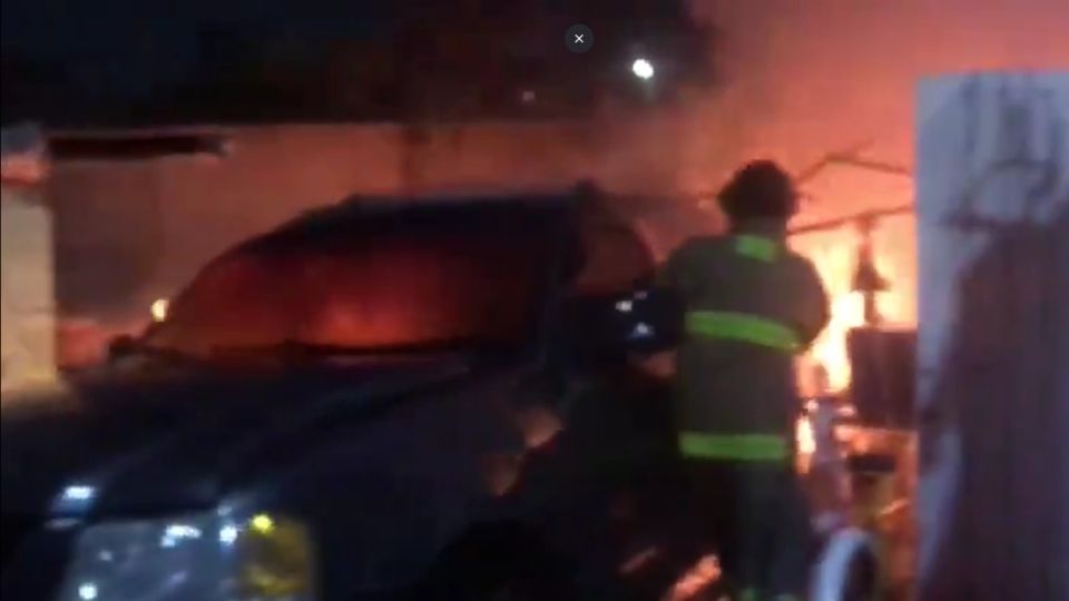 En el lugar se encontraba una camioneta la cual fue consumida por el fuego