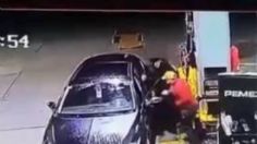 VIDEO: Roban coche a mano armada en gasolinería de Cuautitlán