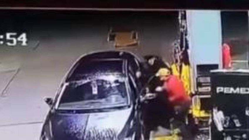 VIDEO: Roban coche a mano armada en gasolinería de Cuautitlán