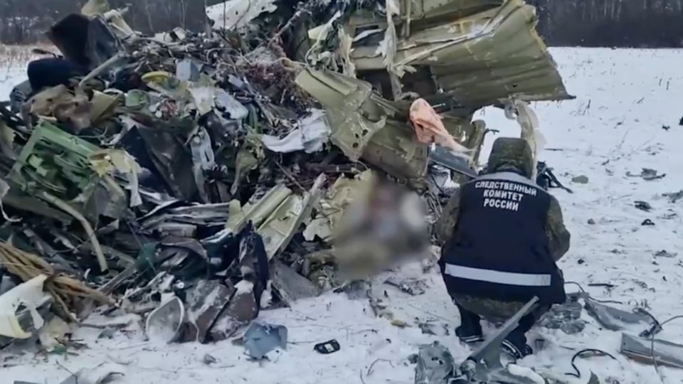 Los restos del avión cayeron en una zona nevada.