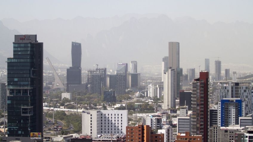 Altos índices de contaminación en Monterrey obliga a regios a usar cubrebocas