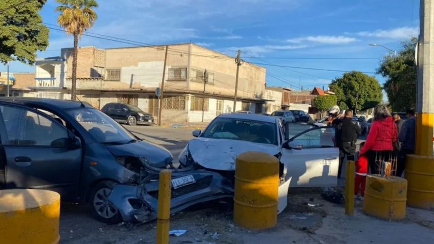 Joven se pasa un alto y choca contra familia en Torreón, tres de ellos menores de edad