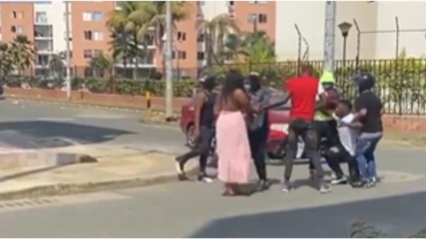 ¿Amor real? Sujeto finge que le roban el auto con violencia para pedirle matrimonio a su novia: VIDEO