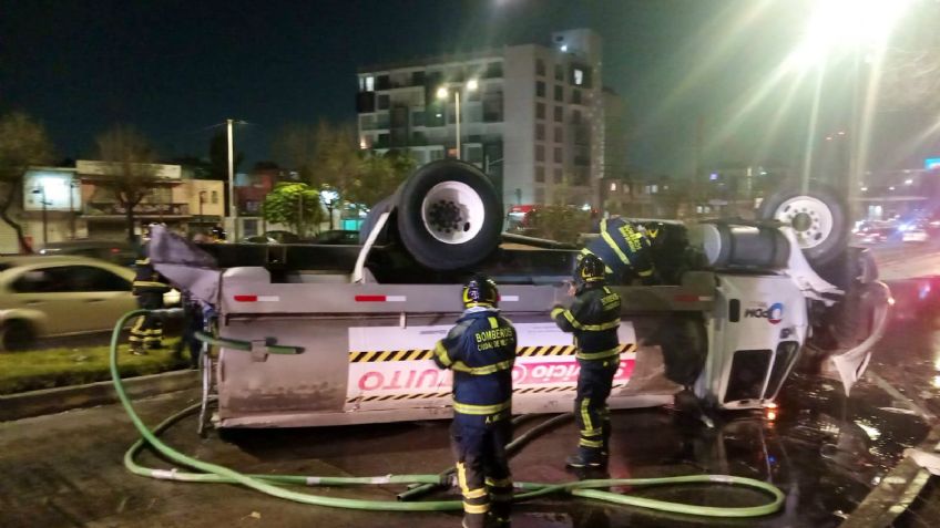 Escasez de agua en CDMX: pipa volcó en Circuito Interior y causa caos vial