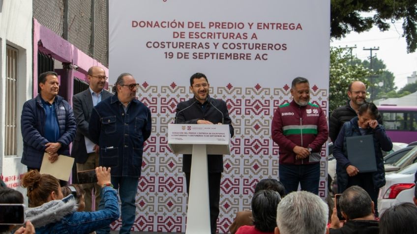 Martí Batres entrega en donación inmueble a Costureras y Costureros 19 de septiembre A.C.