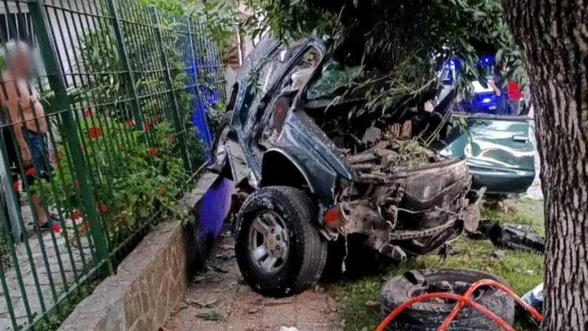 Escapan en un auto robado y terminan muertos con las armas y el carro destrozados