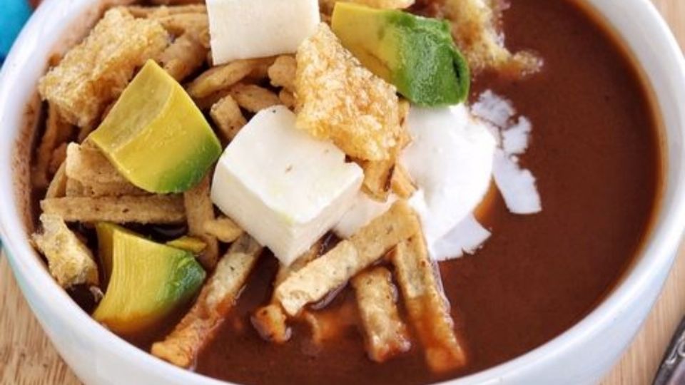 La sopa azteca es uno de los platillos mexicanos más tradicionales y deliciosos