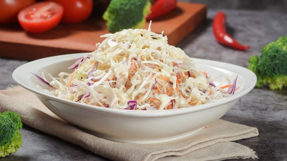 Receta fácil y rápida para hacer una ensalada de col estilo KFC