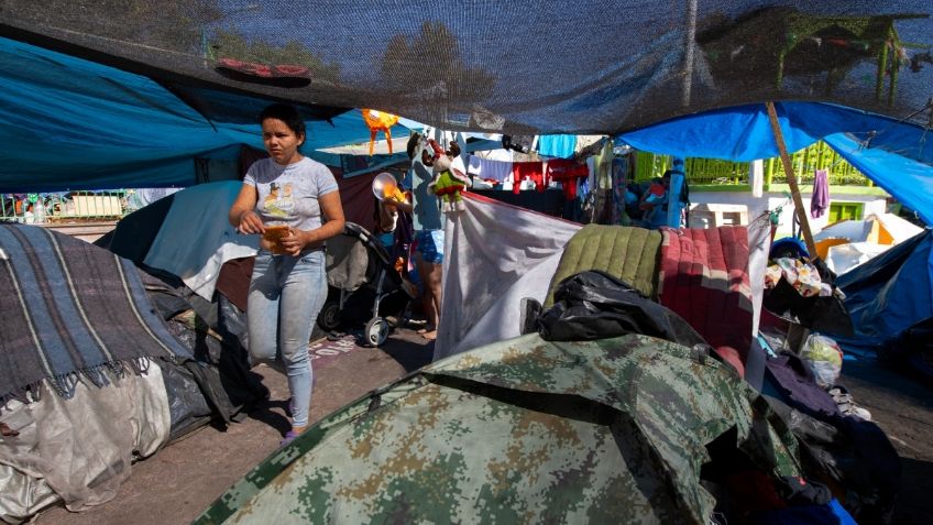 Vecinos de colonia Juárez exigen retiro de campamento migrante en Plaza Giordano Bruno