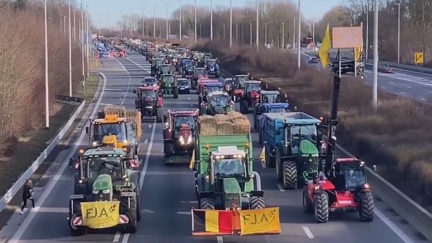 VIDEO: Agricultores de Francia bloquean accesos a París con tractores