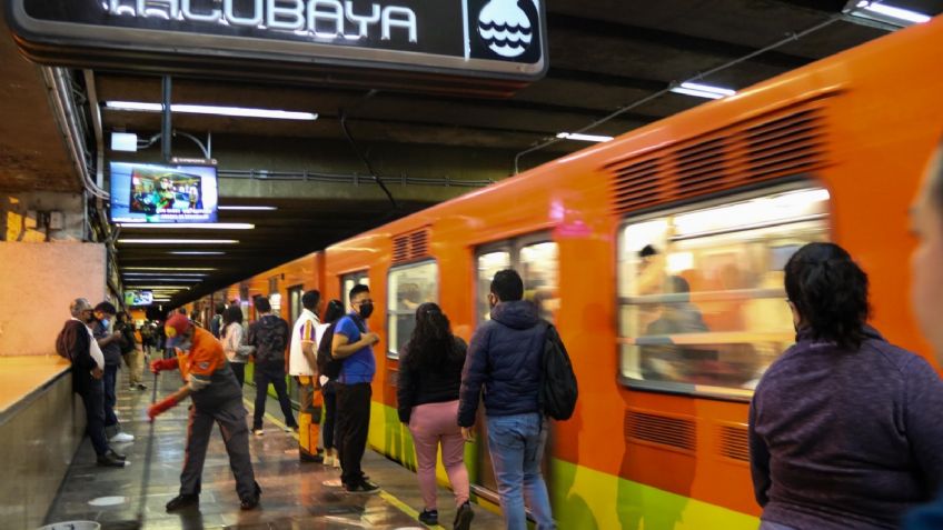 Pelean dos sujetos en el Metro y uno de ellos cae a las vías