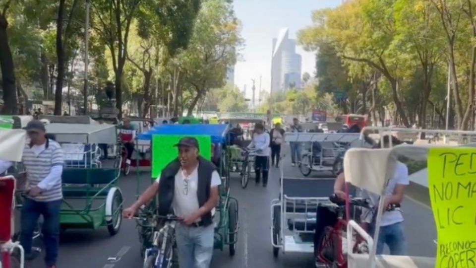 Los mototaxistas marchan sobre Reforma con dirección al Zócalo de la CDMX.