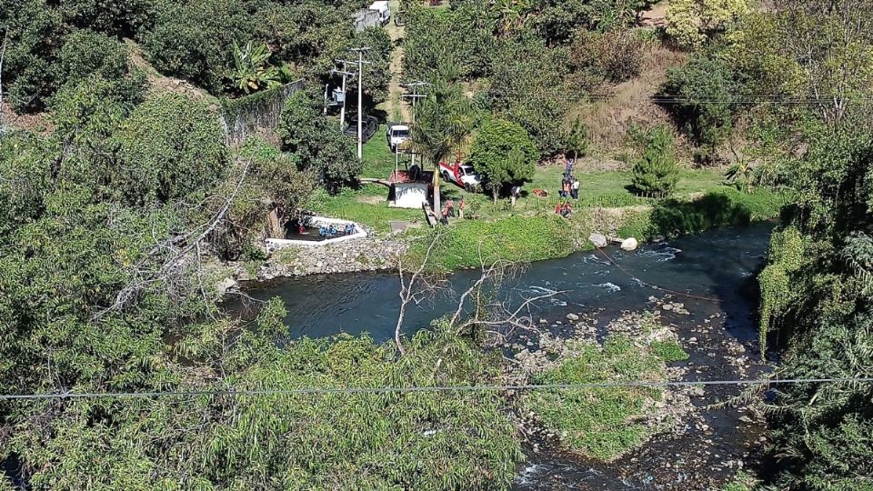 Cuerpos de auxilio y Policía Municipal emprendieron la tarde del lunes las labores de búsqueda en las orillas del río.