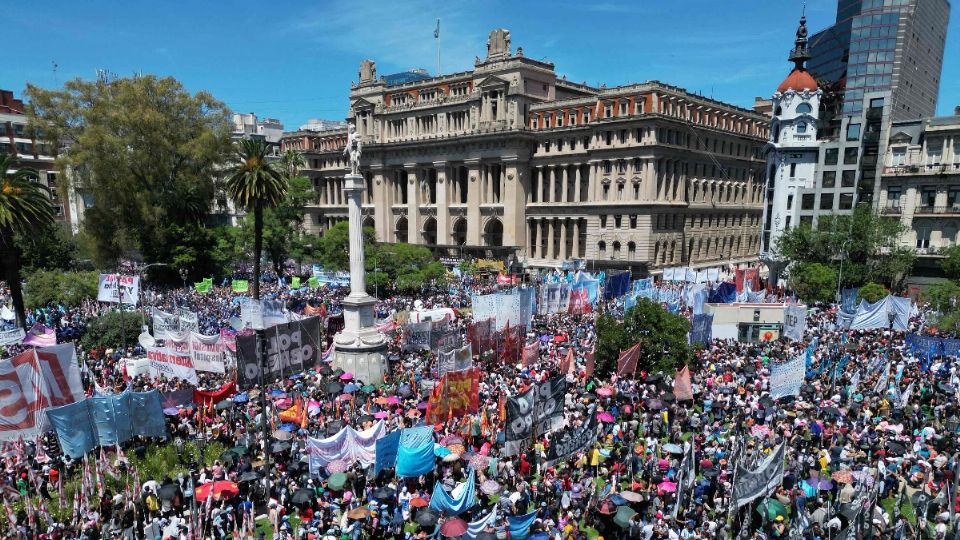 Miles de argentinos han salido a las calles para protestar por la reforma laboral de Milei.