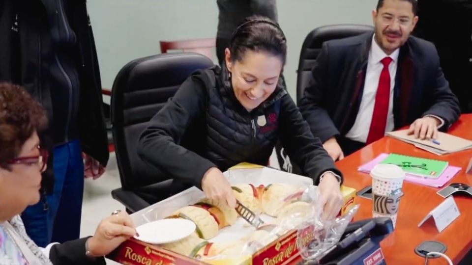 Claudia Sheinbaum partiendo la Rosca de Reyes en 2023 junto a su ex equipo de trabajo. Imagen de archivo.