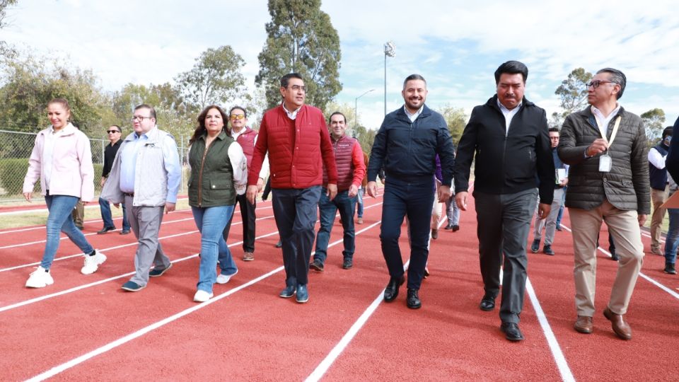 Recorren una de las canchas que rehabilitaron para los jóvenes