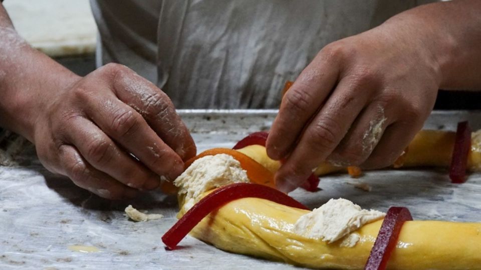 Un panadero prepara una rica rosca de reyes.