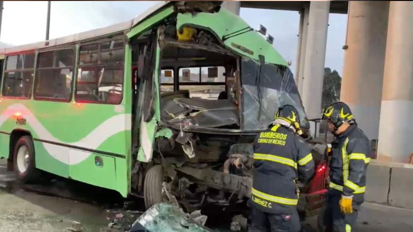 Un camión choca con una pipa en la México-Puebla por ir jugando "carreritas", hay al menos 15 heridos