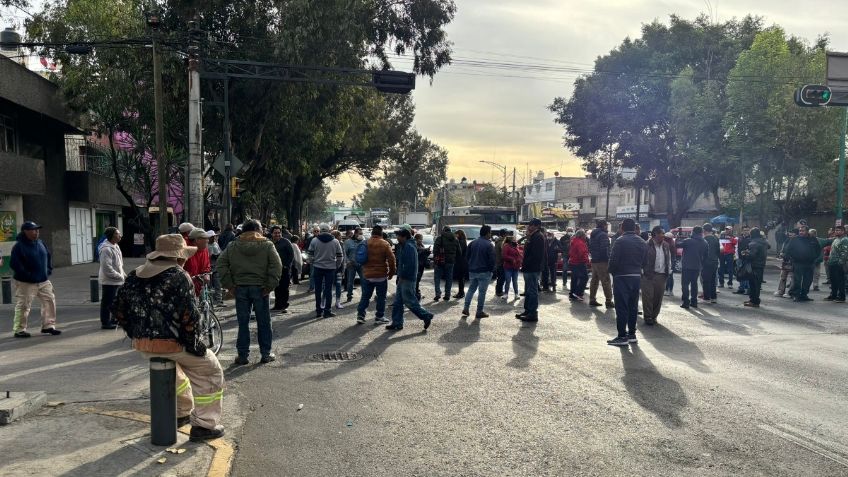 Trabajadores de Sacmex bloquean Eje 5 Sur; demandan mejores condiciones laborales