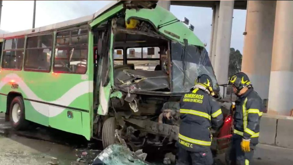 En el lugar los equipos de emergencia atienden a los lesionados.