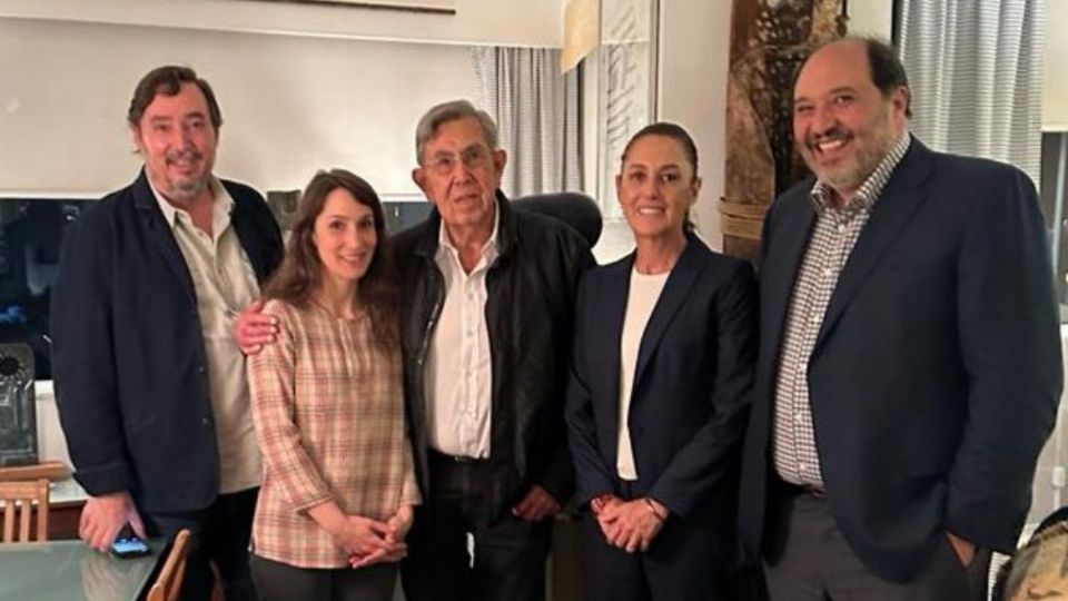 Claudia Sheinbaum posa junto a Cuauhtémoc Cárdenas y su familia.