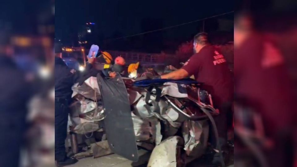 El carro impactado en el Periférico Ecológico quedó destrozado.