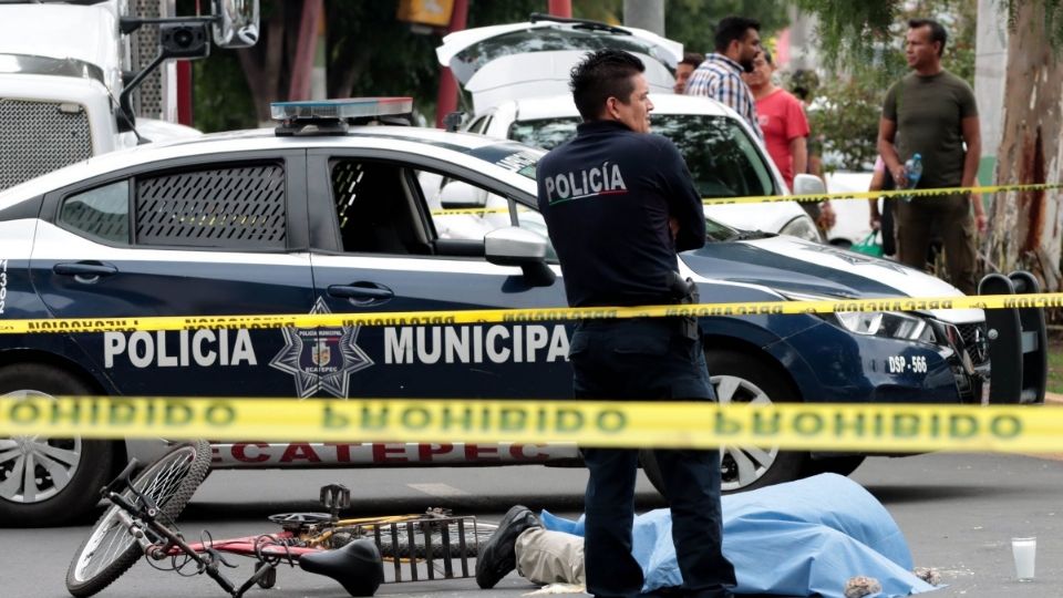 Policías de la SSC de la CDMX acudieron al lugar y detuvieron al conductor responsable por la muerte del ciclista.