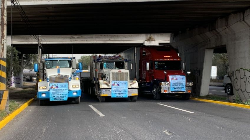 Traileros colapsan la circulación en autopista México-Querétaro por violencia a chóferes