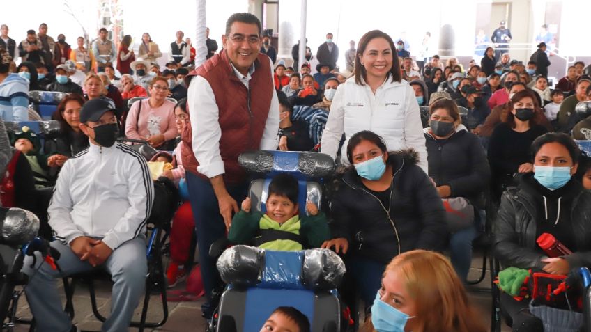 Sergio Salomón y Gaby Bonilla entrega aparatos ortopédicos, benefician a 4 municipios de Puebla